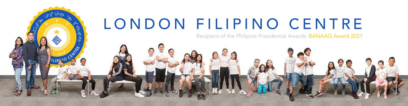 Students, parents and teachers of the London Filipino Centre standing together in a line.